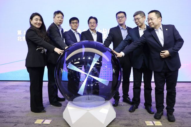 萧初然对施天齐可是很感激的，因为她一直觉得，是施天齐妙手回春、治好了自己爸爸的高位截瘫。